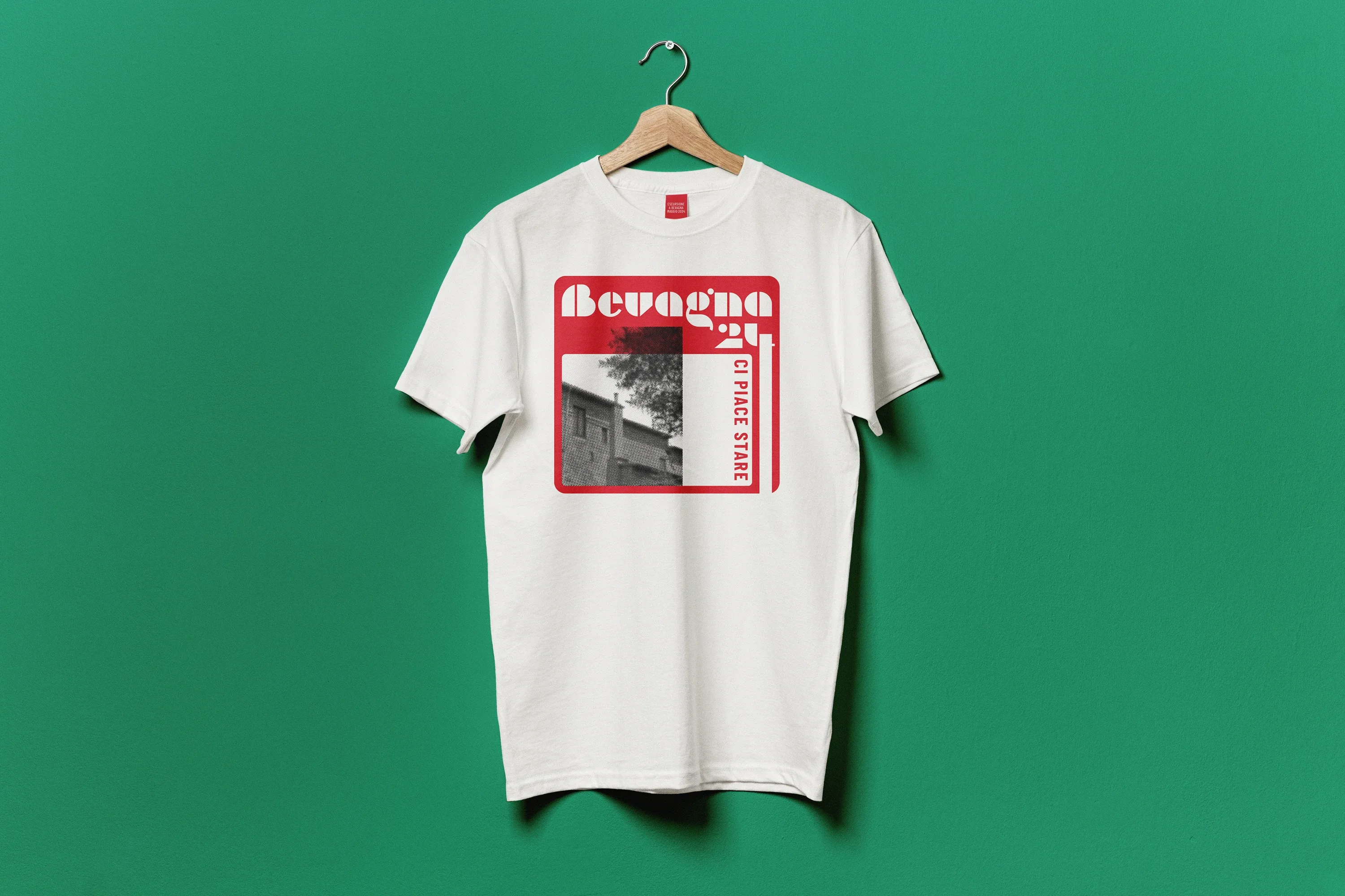 Weißes T-Shirt mit typografischem „Bevagna 24“ Print auf grünem Hintergrund