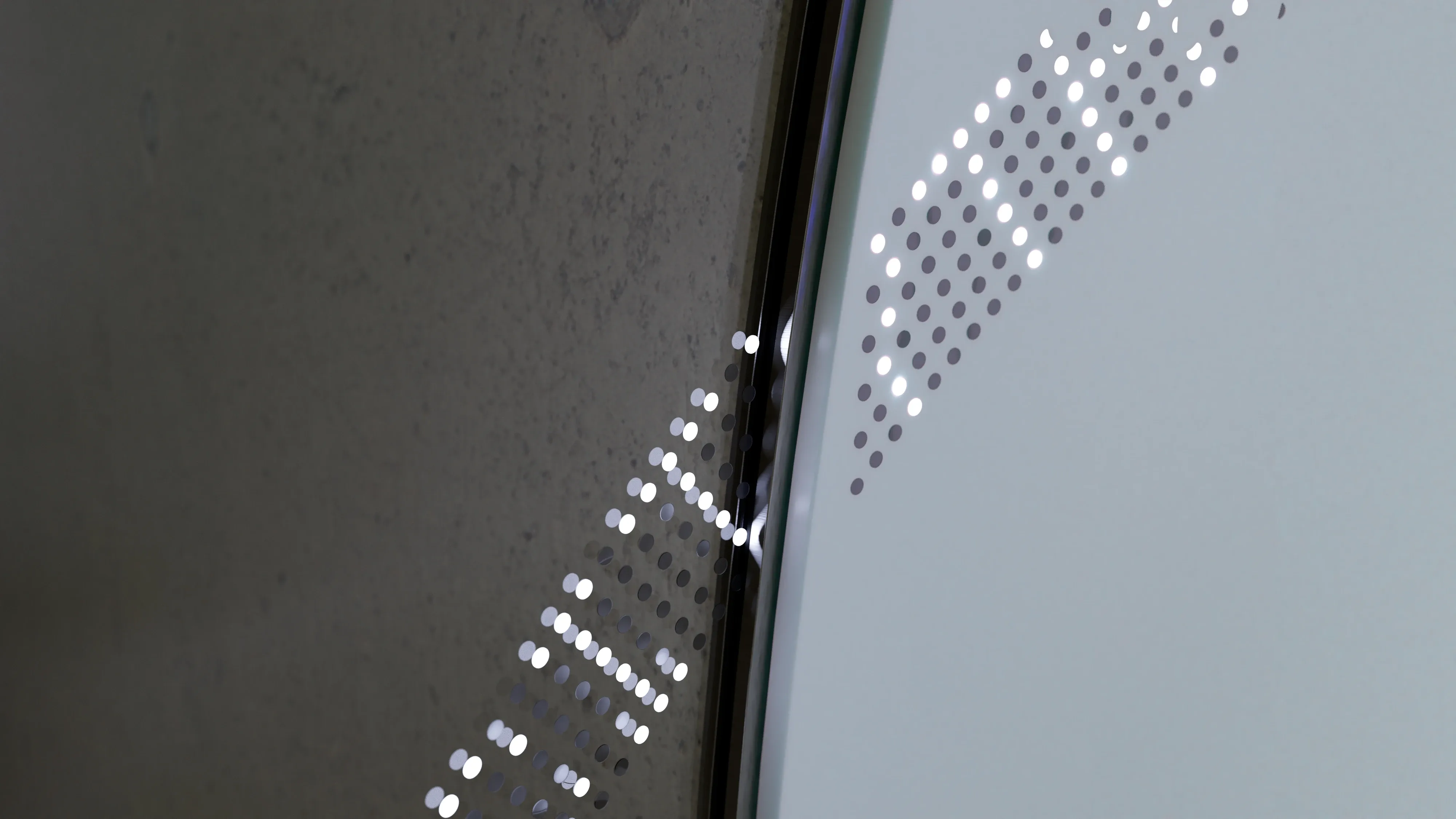 Detailaufnahme der Fassung der Glasfläche mit integrierter typografischer Lichtdarstellung