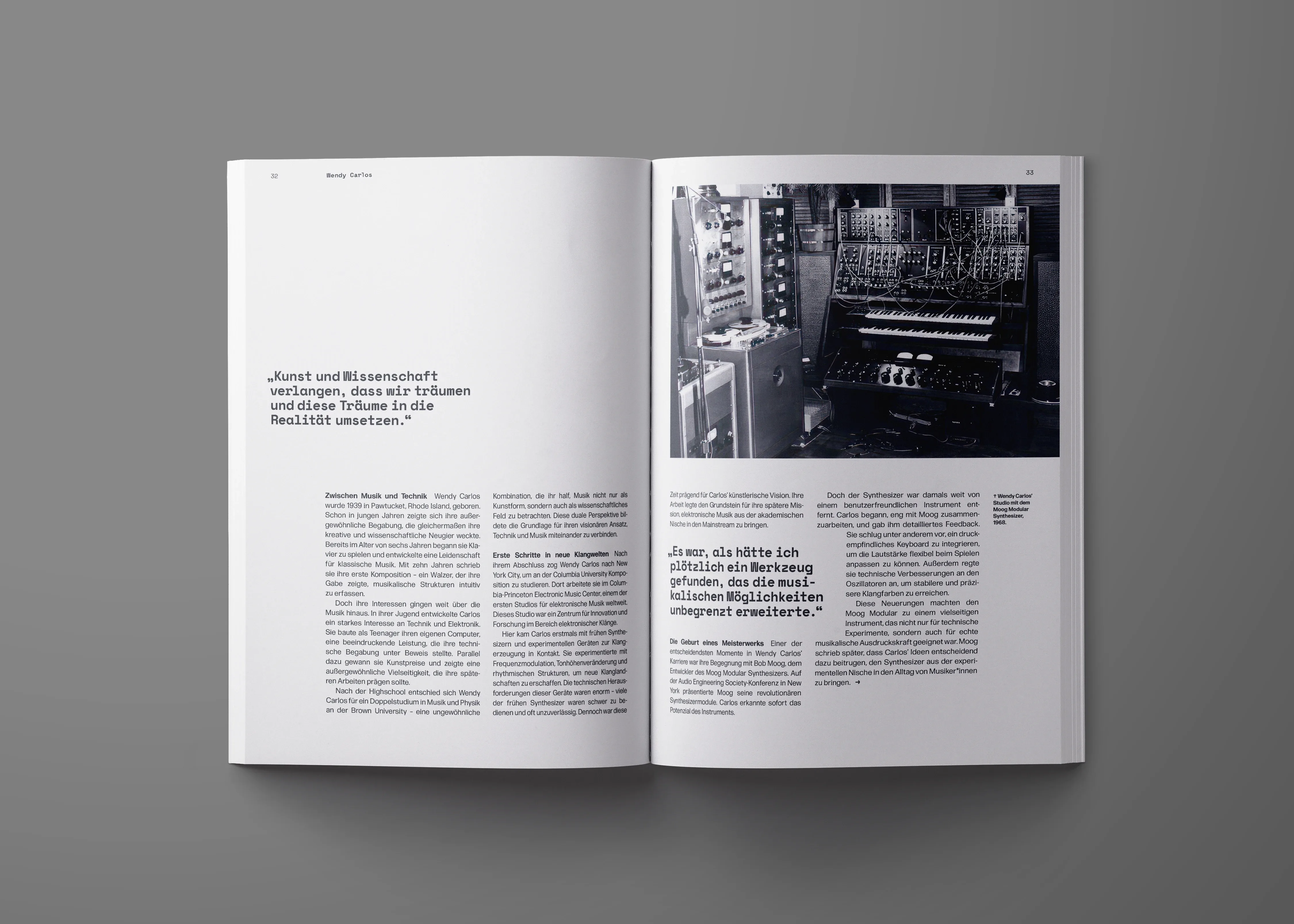 Doppelseite mit Text über Wendy Carlos und historischem Foto ihres modularen Synthesizers
