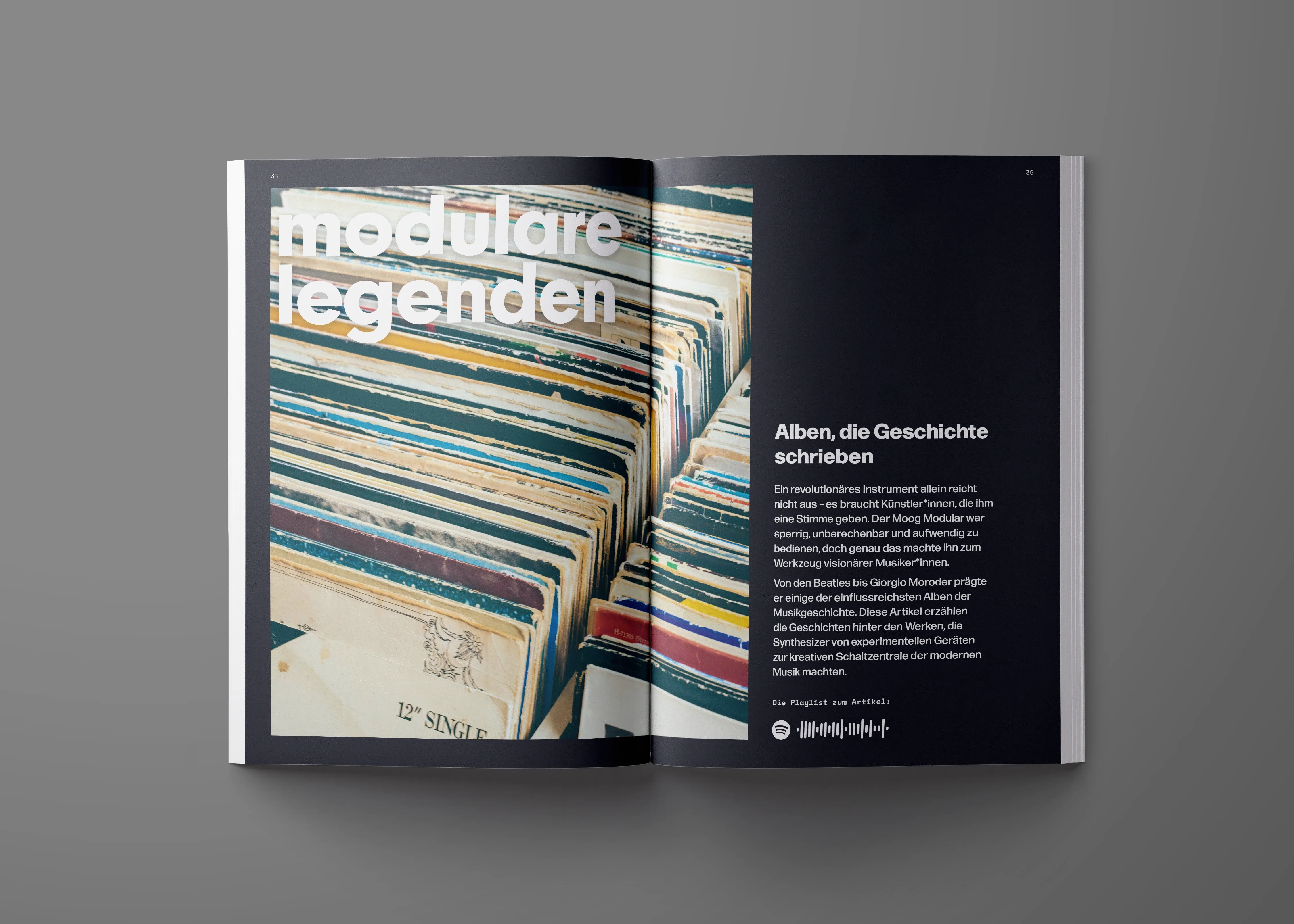 Magazin-Doppelseite mit Fotografie einer Plattensammlung und großer typografischer Überschrift