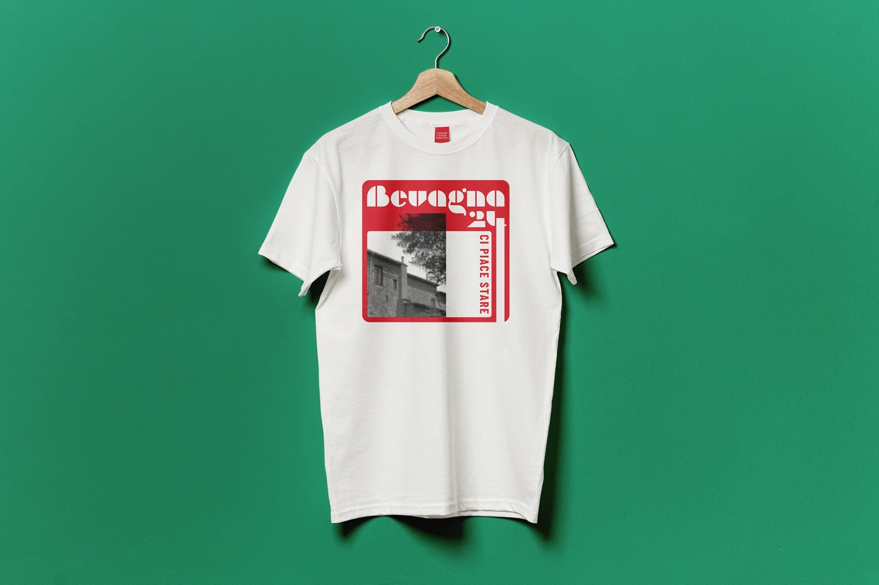 Weißes T-Shirt mit typografischem „Bevagna 24“ Print auf grünem Hintergrund