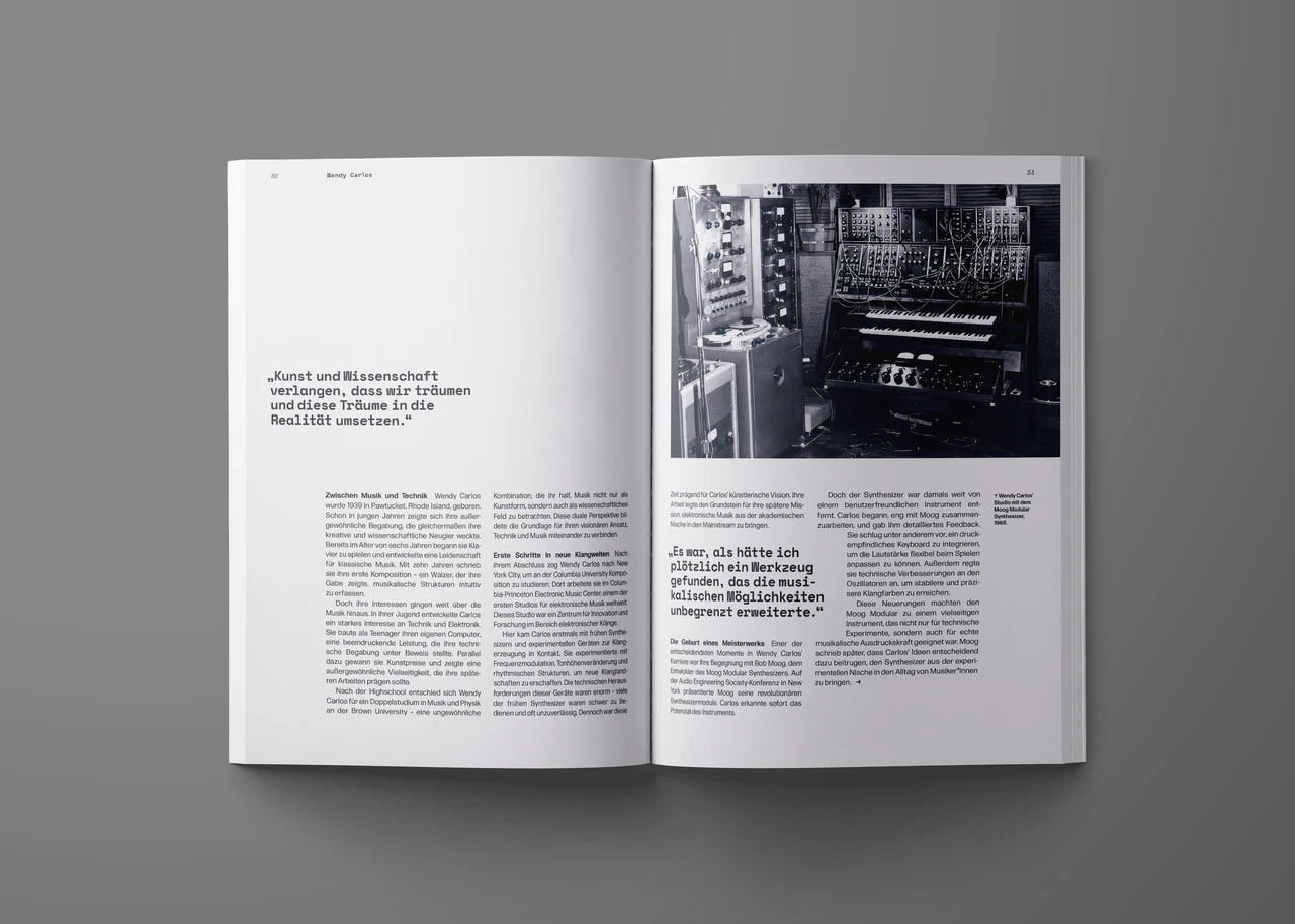 Doppelseite mit Text über Wendy Carlos und historischem Foto ihres modularen Synthesizers