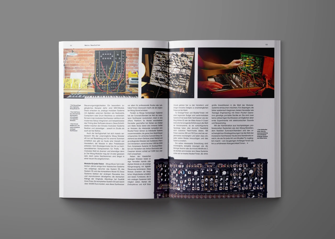 Doppelseite mit Fotografien moderner modularer Synthesizer und begleitendem Fließtext