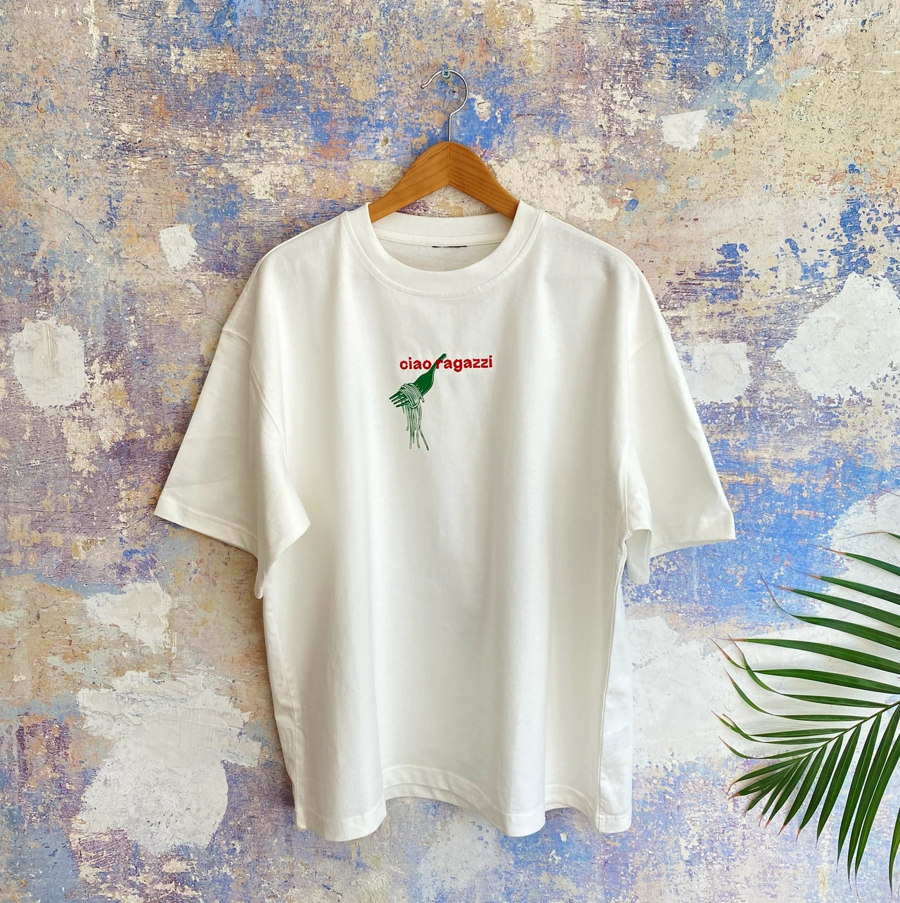 T-Shirt als Ausstellungsobjekt mit typografischem Print und textiler Umsetzung eines italienisch inspirierten Motivs